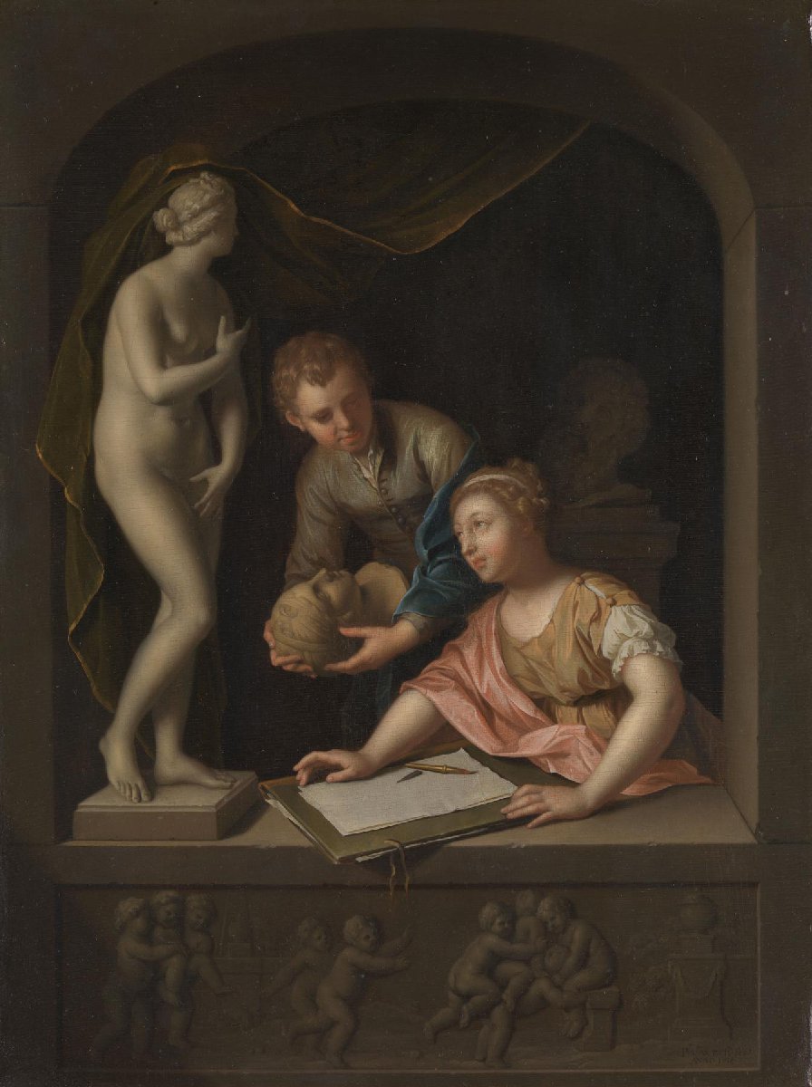 Een tekenares en een jongen bij een beeld van Venus