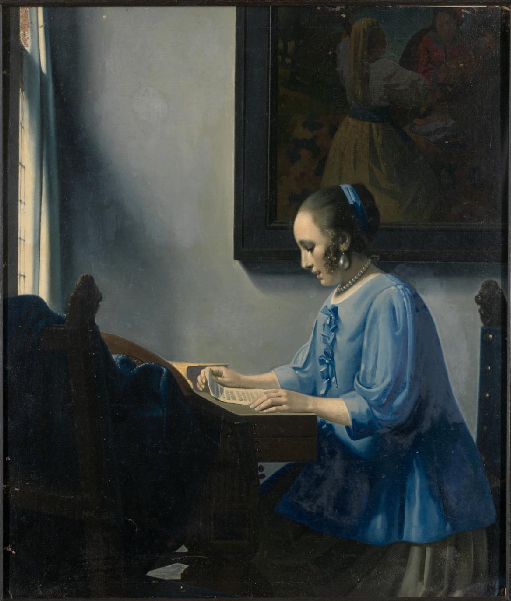 Muzieklezende vrouw