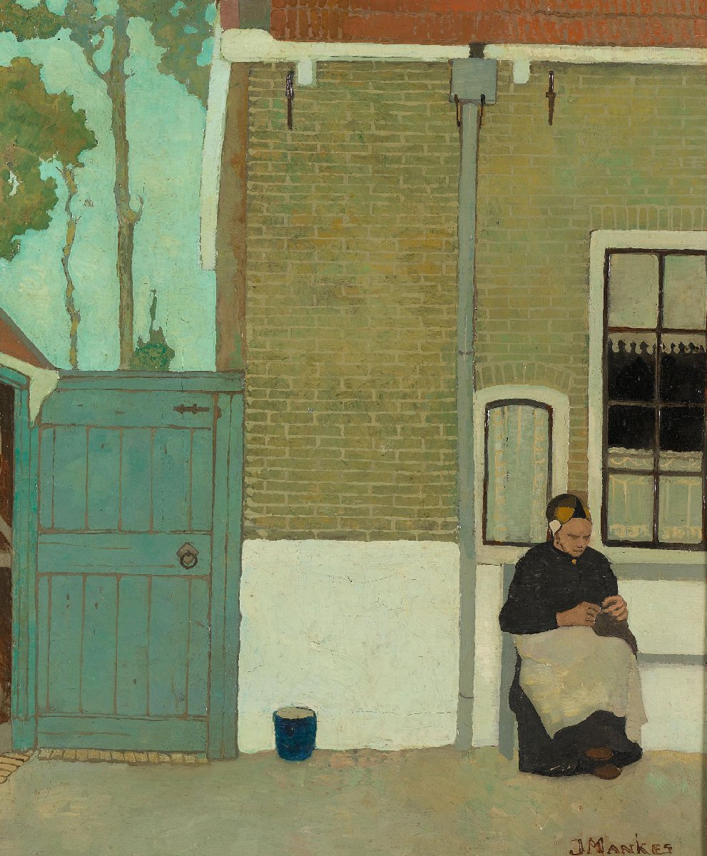 Vrouw voor haar huis